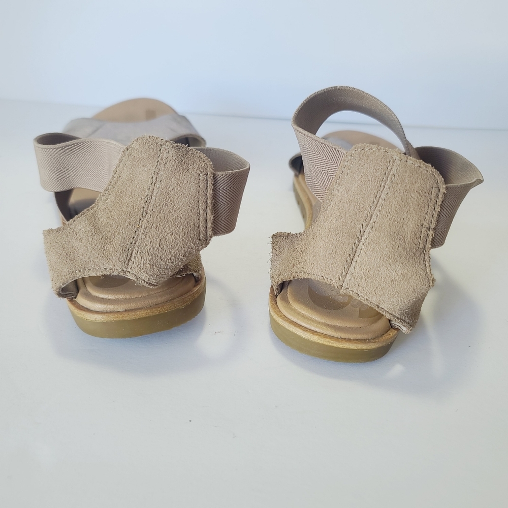 Sorel Tan and Gold Sandal Size 8.5 - Picture 3 of 5